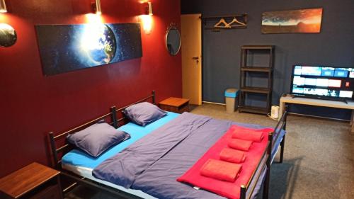 Łóżko lub łóżka w pokoju w obiekcie Hostel Galaxy