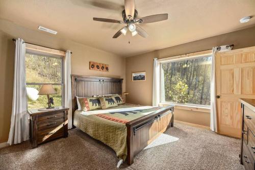 Giường trong phòng chung tại Walnut Ridge Cabin. Sleeps 7-11! Hot tub, pool table, minutes to downtown Gatlinburg!