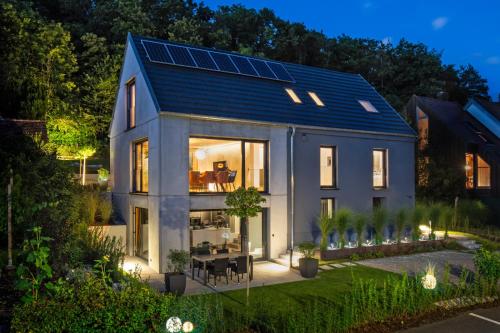 une maison avec des panneaux solaires sur le toit dans l'établissement Tolle Ferienwohnung Le Gira mit eigenem Garten, à Constance