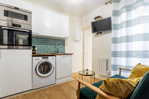 - une cuisine avec lave-linge et sèche-linge dans la chambre dans l'établissement StayLib - APPARTEMENT 2 PIECES AUX PORTES DE PARIS, à Saint-Ouen