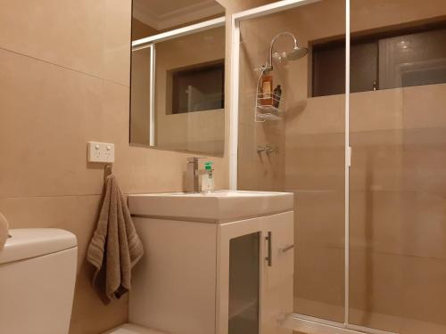 y baño con lavabo y ducha. en Lake Estate Stay, en Perth