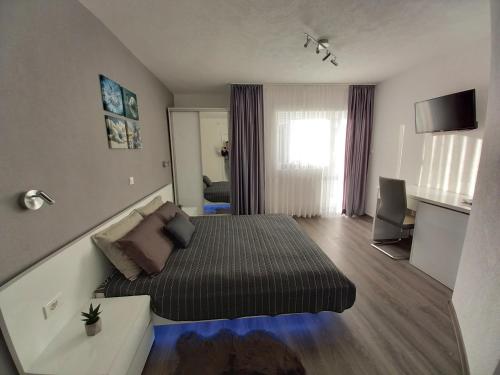 sypialnia z łóżkiem i salon w obiekcie Premier House by RD Group w mieście Korenica