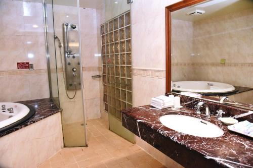 a bathroom with two sinks and a shower at England Business Motel in Yilan City