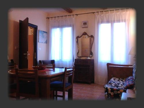 a dining room with a table and chairs and a mirror at Cà Tron Apartment next to Rialto bridge in Venice