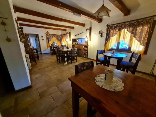 una vista dall'alto di un soggiorno con tavoli e sedie di Posada Aitue a Villa General Belgrano