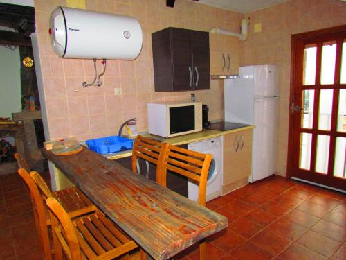 Η κουζίνα ή μικρή κουζίνα στο Apartamentos Casas Rurales "Paraje San Blas" TR-BA-00166