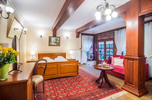 1 dormitorio con 1 cama y 1 mesa en Hotel Dwa Księżyce, en Kazimierz Dolny