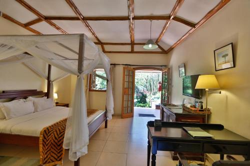 um quarto com uma cama e uma secretária e uma cama sidx sidx em Muthu Lake Naivasha Country Club, Naivasha em Naivasha