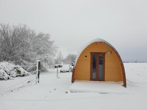 una piccola casa igloo in un cortile ricoperto di neve di B&B La ferme du Château de Broich a Plombières