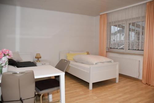 Ένα ή περισσότερα κρεβάτια σε δωμάτιο στο Pension Nickel Waldstraße 18 Alsbach-Hähnlein