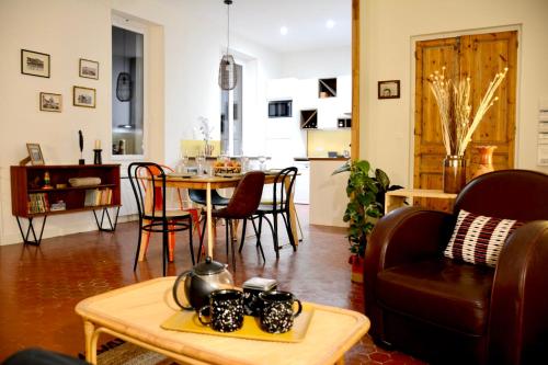 un salon avec un canapé et une table dans l'établissement 85 m2 centre ville 2 mn vieux Port au calme, à Marseille