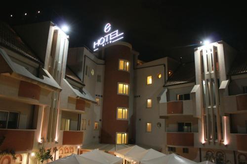 O edifício onde o hotel está situado