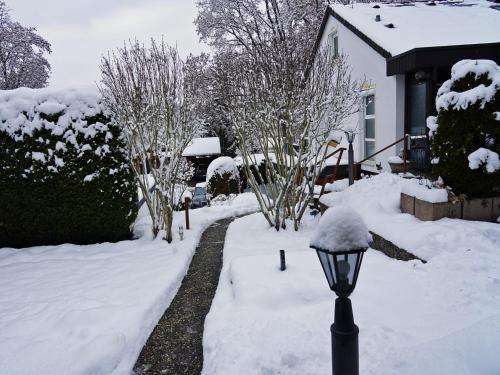 a street light covered in snow in front of a house at Ferien-Oase Bad Dürrheim in Bad Dürrheim