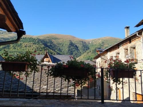 a view of a village with mountains in the background at Casa Font de Seuri in Sauri