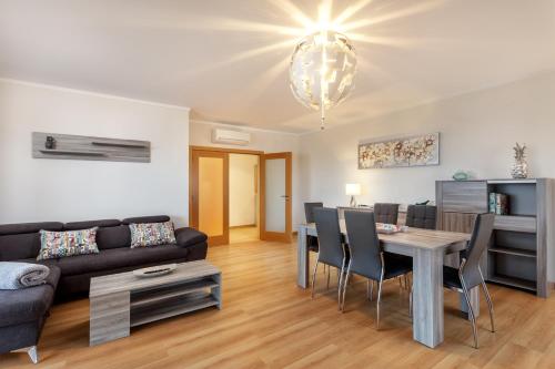 Privilege Apartment Galichet with Rooftop Pool, Village Marina - Olhão