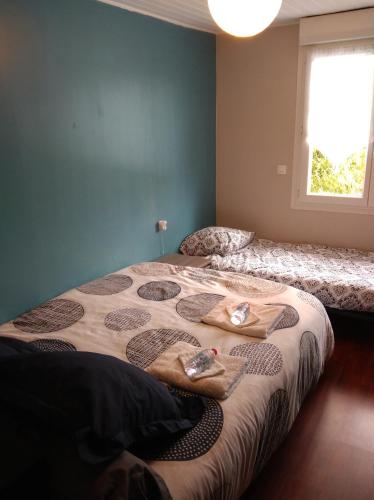 une chambre avec un grand lit avec des serviettes dessus dans l'établissement Logement entier, proche hyper centre, 2 étoiles SANS SPA, à Villeneuve-sur-Lot