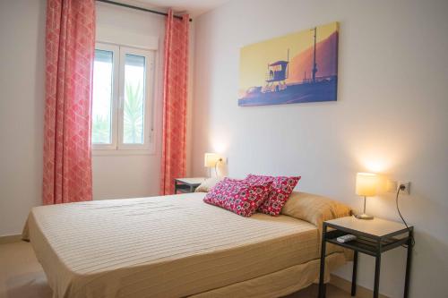 Postel nebo postele na pokoji v ubytování Noria is a comfortable apartment with patio and large terrace in Conil