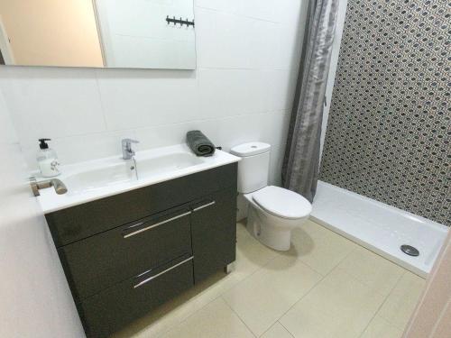 Koupelna v ubytování Noria is a comfortable apartment with patio and large terrace in Conil