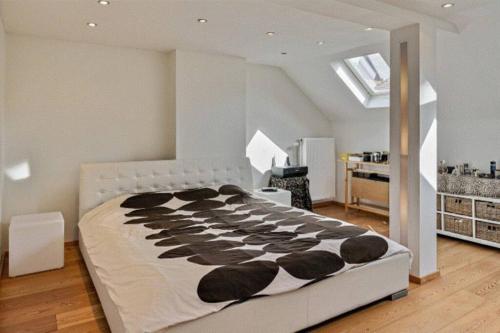 een slaapkamer met een groot bed in een kamer bij Villa Victorina in Oostende