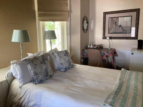Postel nebo postele na pokoji v ubytování Jungnickel Guesthouse