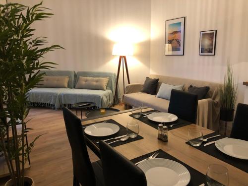 un salon avec une table et un canapé dans l'établissement Studio bord de mer - Piscine - Plage, à San-Nicolao