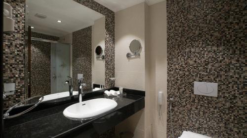 a bathroom with a sink and a mirror at Golden Jewel Beach&Hotel in Alexandria