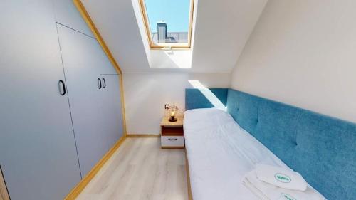 デンプキにあるMohitoのベッドと窓が備わる小さな客室です。
