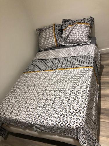 un lit dans une chambre avec deux oreillers dessus dans l'établissement The place to be, à Roubaix