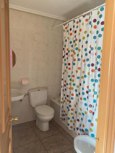 Ett badrum på Apartamentos alcala