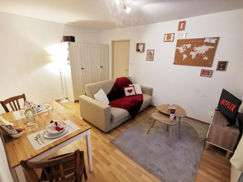 un salon avec un canapé et une table dans l'établissement Au Kugelhopf Doré - Centre Historique, à Colmar