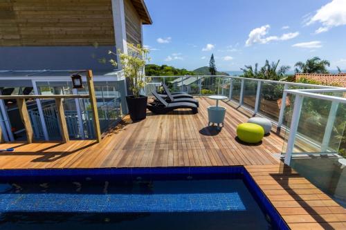 a deck with a plunge pool on a house at Pousada Las Piedras in Praia do Rosa