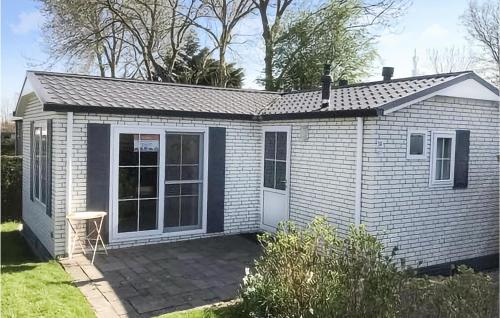 Amazing Home In Tzummarum With 2 Bedrooms, Wifi And Outdoor Swimming Pool