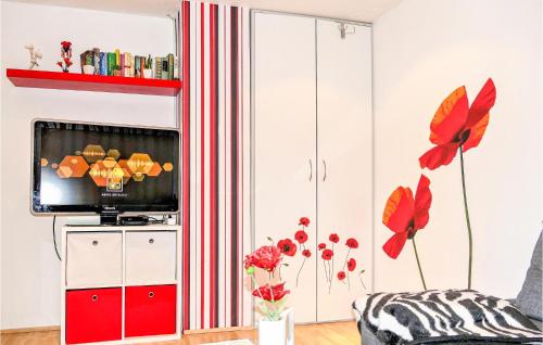 a living room with a red and white striped wall at Awesome Apartment In Schlotheim in Schlotheim
