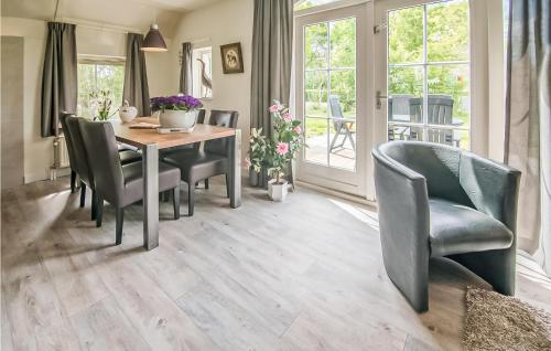 ein Esszimmer mit einem Tisch und Stühlen in der Unterkunft Stunning Home In Den Ham With Wifi in Den Ham