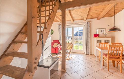 DithmarschenにあるNice Home In Dithmarschen With Wifiの家の中の階段のあるキッチンとダイニングルーム