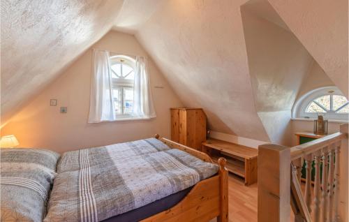 um quarto com uma cama e uma escada de madeira em Lovely Home In Dithmarschen With Kitchen 