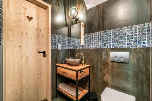Kúpeľňa v ubytovaní DOMEK W UBOCY z widokiem na Giewont "Jacuzzi i Sauna w ofercie dodatkowo płatnej"
