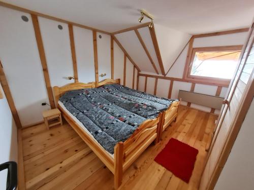 einen Blick über ein Bett in einem Zimmer in der Unterkunft Mountain House Mijatović in Kopaonik