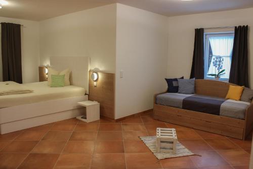 1 dormitorio con 2 camas y ventana en Wirtsberg Pension & Cafe, 