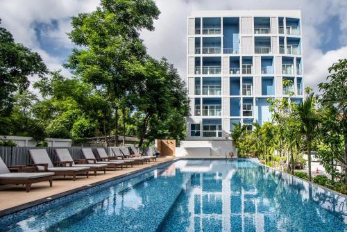 Bazén v ubytování DeeProm Pattaya Hotel nebo v jeho okolí