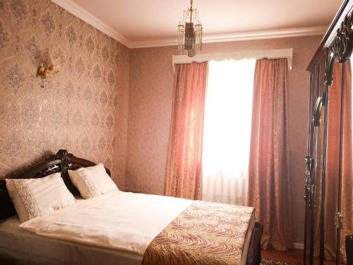 - une chambre avec un lit et une fenêtre dans l'établissement Your Getaway Home, à Erevan