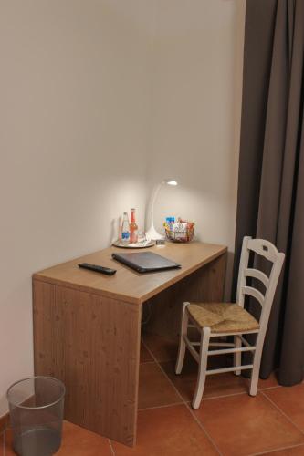 a wooden desk with a lamp and a chair at Wirtsberg Pension & Cafe in Günzenhausen
