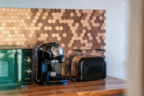 a coffee maker and a toaster sitting on a table at DOMEK W UBOCY z widokiem na Giewont "Jacuzzi i Sauna w ofercie dodatkowo płatnej" in Murzasichle