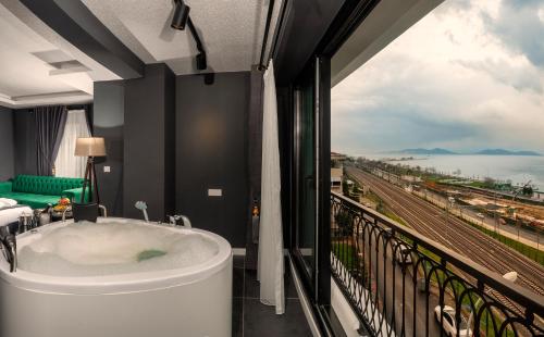 Ett badrum på La Cielo Hotel Bostancı