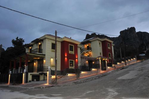 un grupo de edificios en una calle por la noche en Dominique Rooms Meteora, en Kalambaka