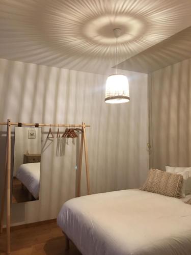 une chambre avec un lit et un grand miroir dans l'établissement Centre historique Colmar La COLLÉGIALE RESORT, à Colmar