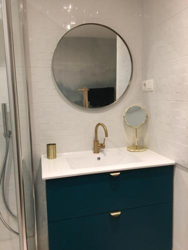 une salle de bain avec un lavabo et un miroir dans l'établissement Centre historique Colmar La COLLÉGIALE RESORT, à Colmar