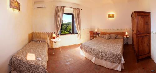 a hotel room with two beds and a window at Agriturismo Le Piane Del Milia in Suvereto