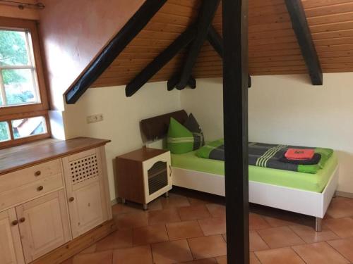 ein Schlafzimmer mit einem Bett und einer Mikrowelle in einem Zimmer in der Unterkunft Zur alten Fahrschule in Erfurt