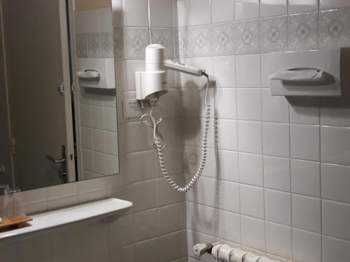 Koupelna v ubytování Hôtel Ambroise